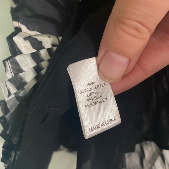 St. John Pleated Sleeveless Blouse - Picture 4 of 6